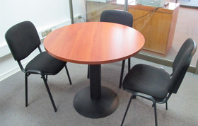 Mesa Reunion Chaiten. Medidas de 70 a 130 cms. de diametro. Cubierta de 24 mm. enchapada en melamina color Peral o Cerezo. www.yolae.cl